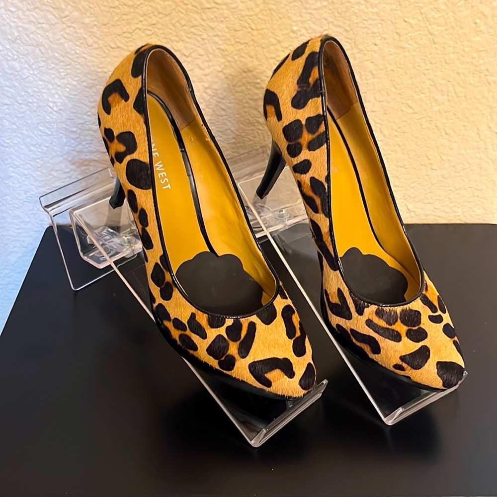 Swivel Shoe display